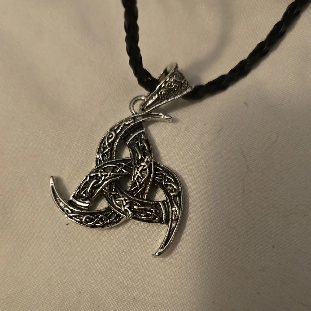 Silver Celtic Knot Pendant Necklace